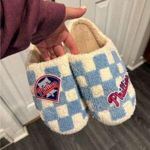 Size 9/10 ladies Philadelphia Phillies Checkerboard Fuzzy Slippers - Blue/Cream